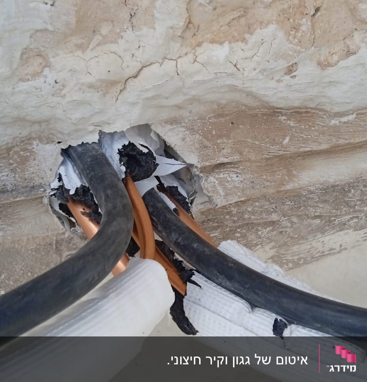 צינורות עם חומר איטום שחור בקיר